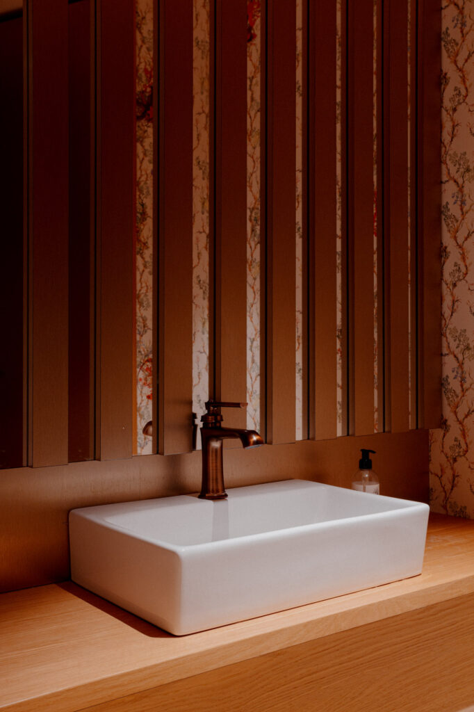 La poppa Bar Restaurant, La Poppa, Saint Florent, Corse, Architecture, décoration, ambiance, style, intérieur, brasserie, cocktails, Versini Architectes Associés