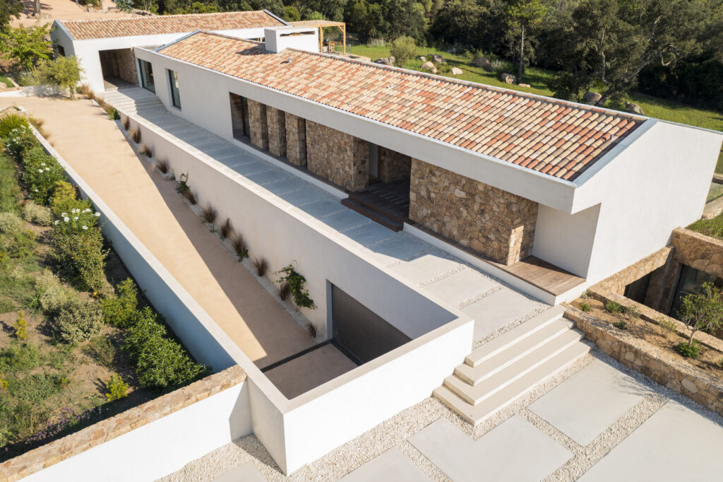 Villa les Parcs de PV Grande villa, Porto-Vecchio, Corse, piscine, pierres, bois, luxe, architecture, modernité, calme, paysage, mer, montagnes