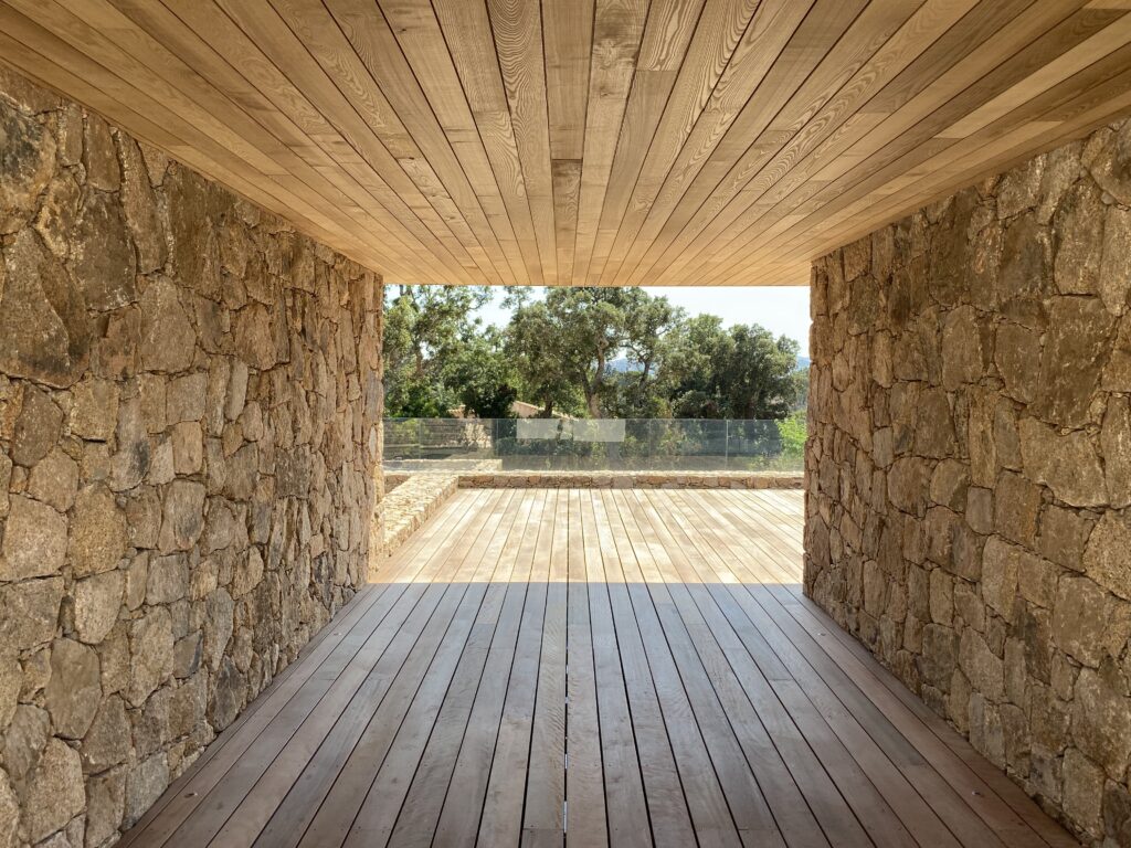 Villa Les Parcs de PV Grande villa, Porto-Vecchio, Corse, piscine, pierres, bois, luxe, architecture, modernité, calme, paysage, mer, montagnes