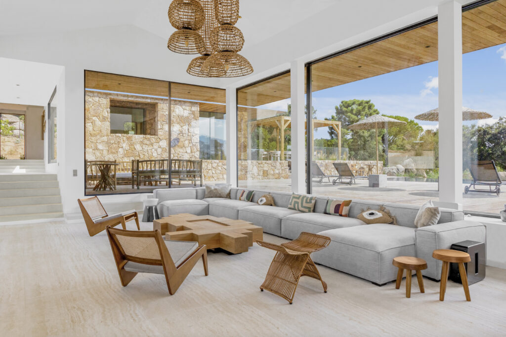 Villa Les Parcs de PV Grande villa, Porto-Vecchio, Corse, piscine, pierres, bois, luxe, architecture, modernité, calme, paysage, mer, montagnes