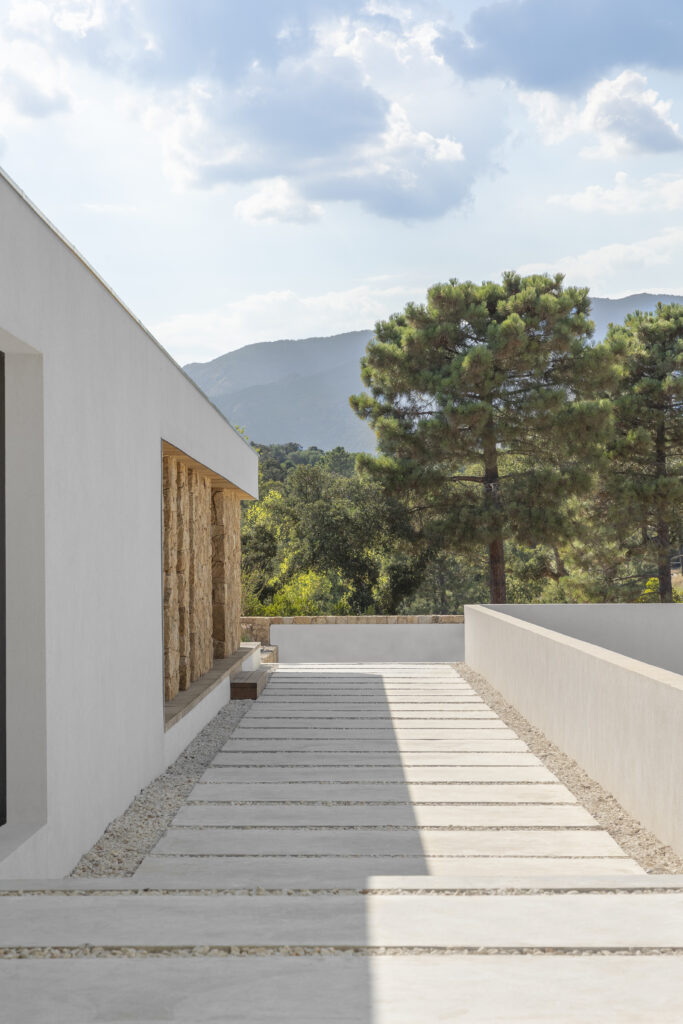 Villa Les Parcs de PV Grande villa, Porto-Vecchio, Corse, piscine, pierres, bois, luxe, architecture, modernité, calme, paysage, mer, montagnes