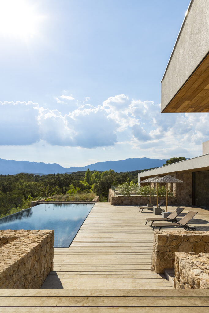 Villa Les Parcs de PV Grande villa, Porto-Vecchio, Corse, piscine, pierres, bois, luxe, architecture, modernité, calme, paysage, mer, montagnes