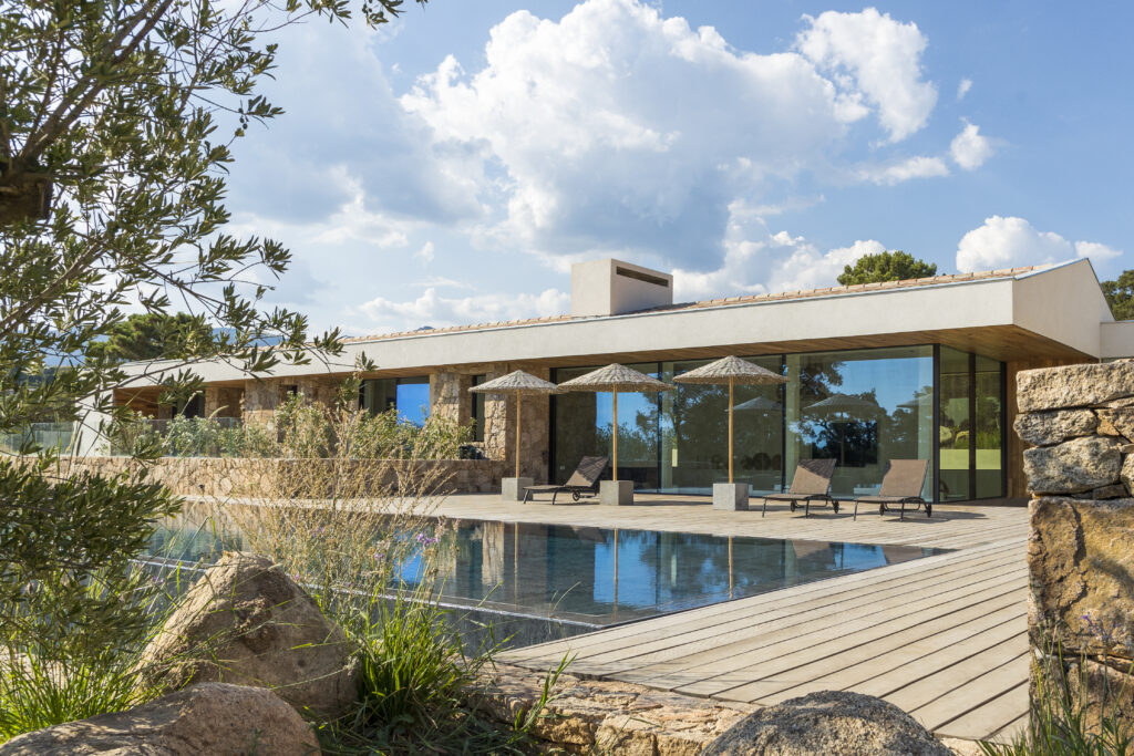 Villa Les Parcs de PV Grande villa, Porto-Vecchio, Corse, piscine, pierres, bois, luxe, architecture, modernité, calme, paysage, mer, montagnes