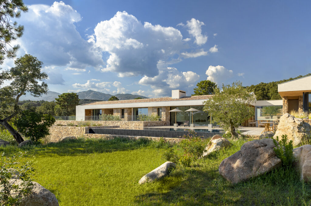 Villa Les Parcs de PV Grande villa, Porto-Vecchio, Corse, piscine, pierres, bois, luxe, architecture, modernité, calme, paysage, mer, montagnes