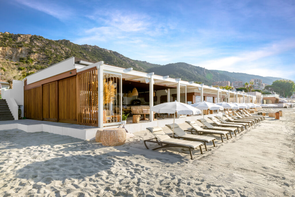 kos7 Kos, Beach Club, Sanguinaires, Ajaccio, Plage, Tourisme, été, Rénovation, Les Girelles, Architecture, Versini Architectes Associés